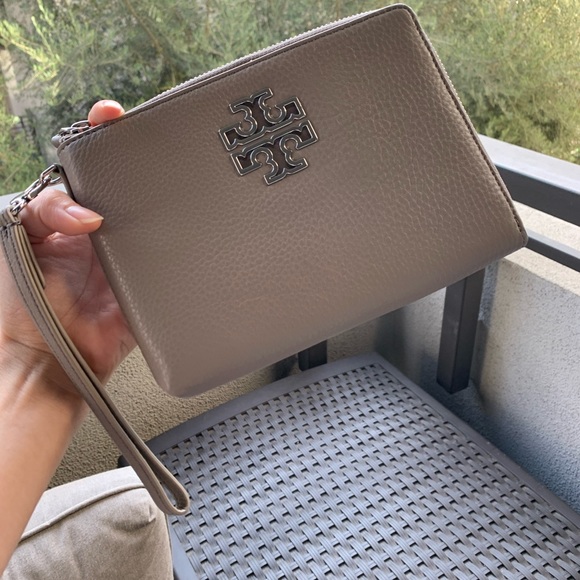 Tory Burch Britten Large ZIP Pouch/wristlet - Picture 9 of 9